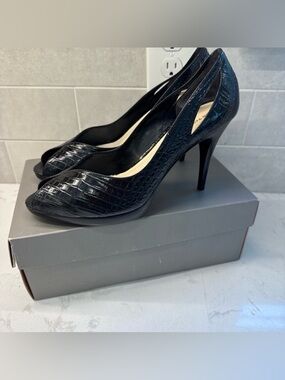 NEW Ann Taylor Black leather  Croc-Embossed Peep-Toe Stiletto Pumps Sz 11”